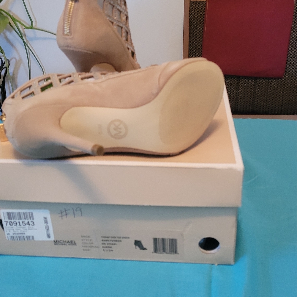 Michael Michael Kors Cutout heels. - Picture 6 of 6